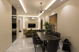 Apartamento ejecutivo, vistas a la ciudad | Servicio de comidas en la habitación