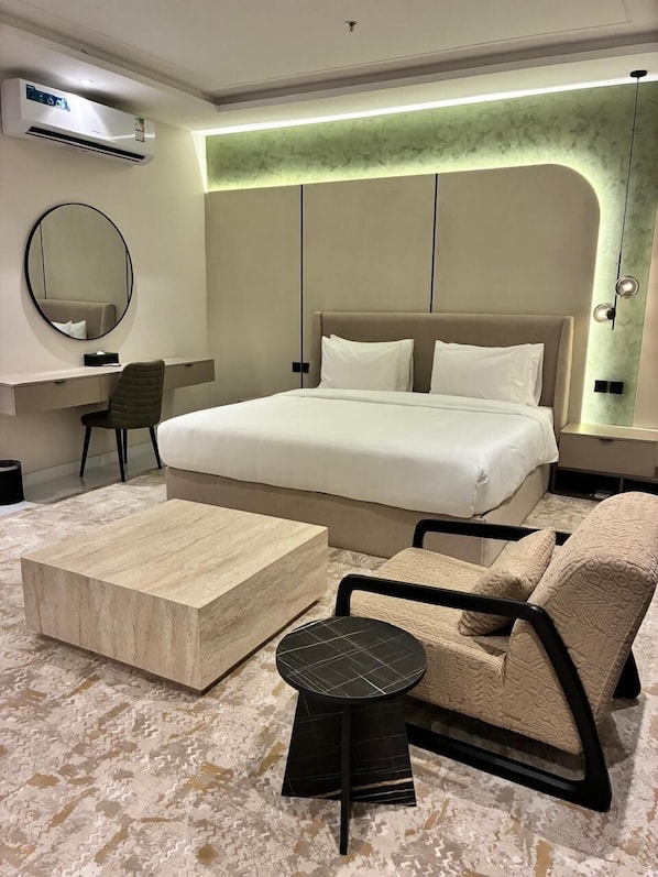 Executive Apartment, City View | Peralatan tempat tidur premium, busa memori, peti besi dalam bilik