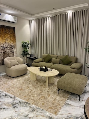 Leilighet – executive, byutsikt | Sengetøy av topp kvalitet, memory foam-senger og safe på rommet