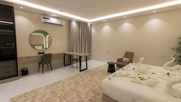 Suite junior | Caja de seguridad en la habitación, cortinas blackout y insonorización