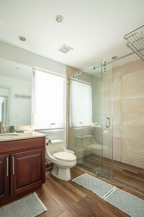 Shower, towels - Relax & Recharge in Our 3BR Oceanview Condo – Jaco Bay (Jaco)