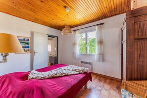 3 bedrooms, iron/ironing board, WiFi