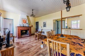 Dining - Holiday Home in La Teste-de-Buch – Shared Pool and Close to the Centre (La Teste-de-Buch)