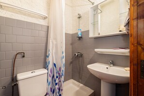 Une salle de bain avec une baignoire, une douche et un lavabo.