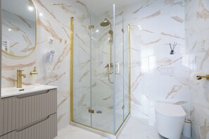 Douche, sèche-cheveux, serviettes fournies, savon