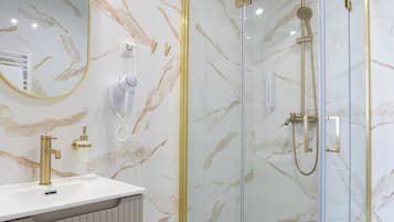 Een douche, een haardroger, handdoeken, zeep