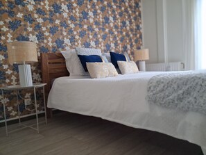 1 Schlafzimmer, Zimmersafe, Schreibtisch, Bügeleisen/Bügelbrett