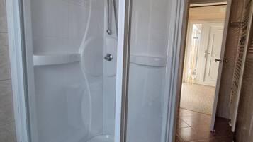 Douche, sĂšche-cheveux, serviettes fournies, savon