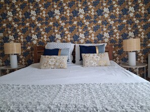 1 soveværelse, pengeskab på værelset, skrivebord, strygejern/strygebræt