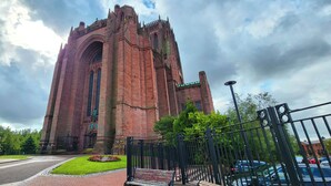 A large, historic building with a prominent archway and tall towers. - 2 Mins to Cathedral | Georgian Quarter | City Break (Liverpool City Centre)