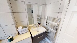 Secador de cabelo, toalhas de banho