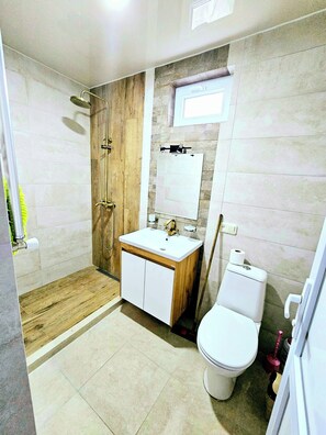 Shower, hair dryer, towels, soap - Holiday home with swimming pool (Gonio)