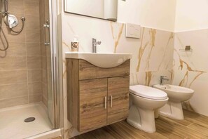 Haartrockner, Bidet, Handtücher, Seife