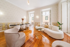 Sunlit Open-Plan Living - Luxury 5BR Apt | Castle Views in Heart of Lisbon (Lisbon)