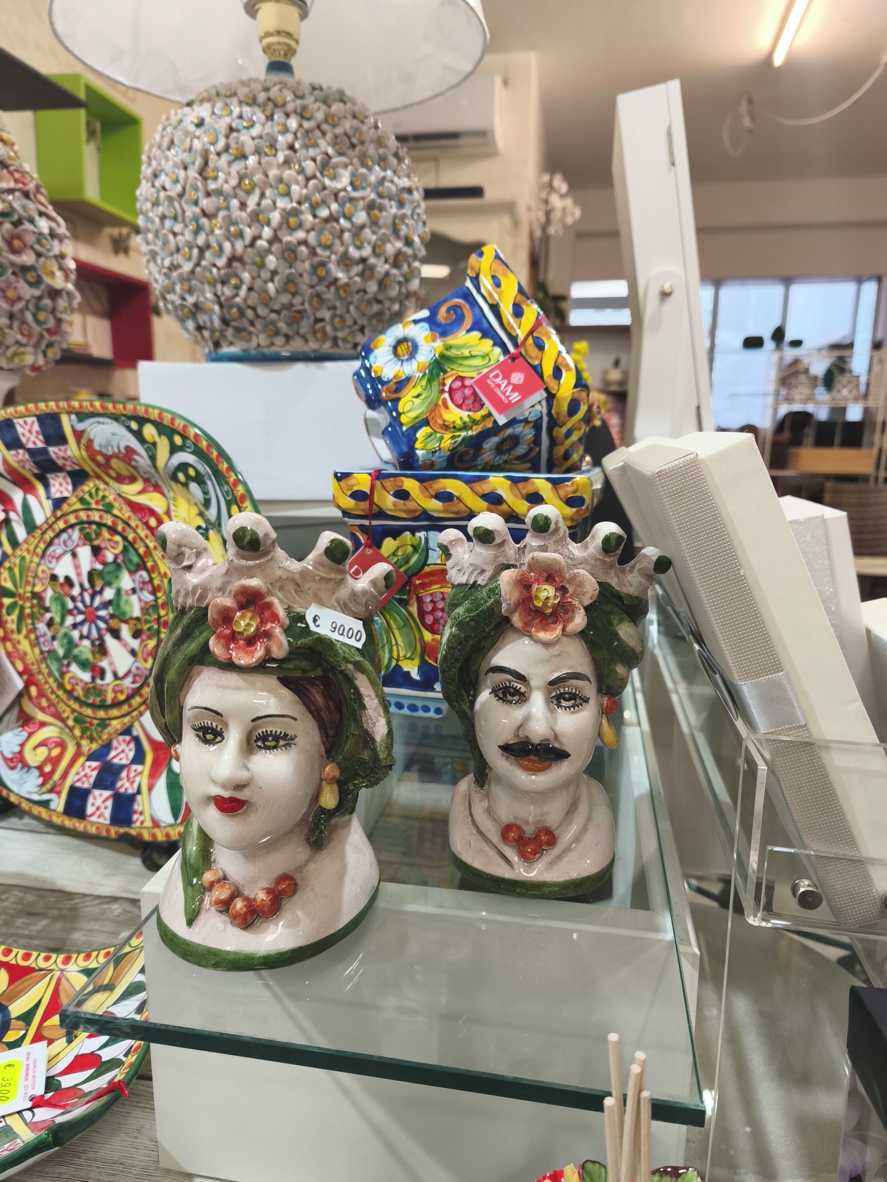 Busts de ceràmica amb ornaments florals exposats a una botiga.
