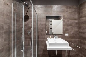 Appartement, 2 chambres, balcon | Salle de bain | Articles de toilette gratuits, sèche-cheveux, bidet, serviettes fournies
