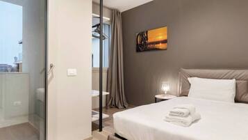 Apartamento, 2 habitaciones, balcón | Espacio para trabajar con un portátil y tabla de planchar con plancha