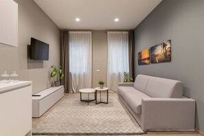 Apartment, 2 Schlafzimmer | Wohnbereich | 32-Zoll-Flachbildfernseher mit Digitalempfang