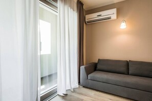 Apartment, 3 Schlafzimmer, Balkon | Wohnbereich | 32-Zoll-Flachbildfernseher mit Digitalempfang