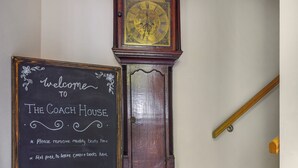 A chalkboard sign welcoming guests to The Coach House, with instructions for removing muddy boots and a note wishing a wonderful stay. - 1 bedroom accommodation in Tetsworth, near Oxford (Tetsworth, near Oxford)