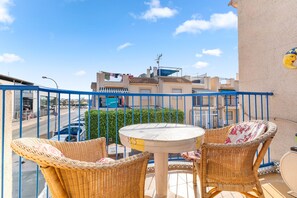 Outdoor dining - Apartment 'Jardin Del Mar Paraje Natural' with Lake View, Shared Pool and Air Conditioning (Torrevieja)