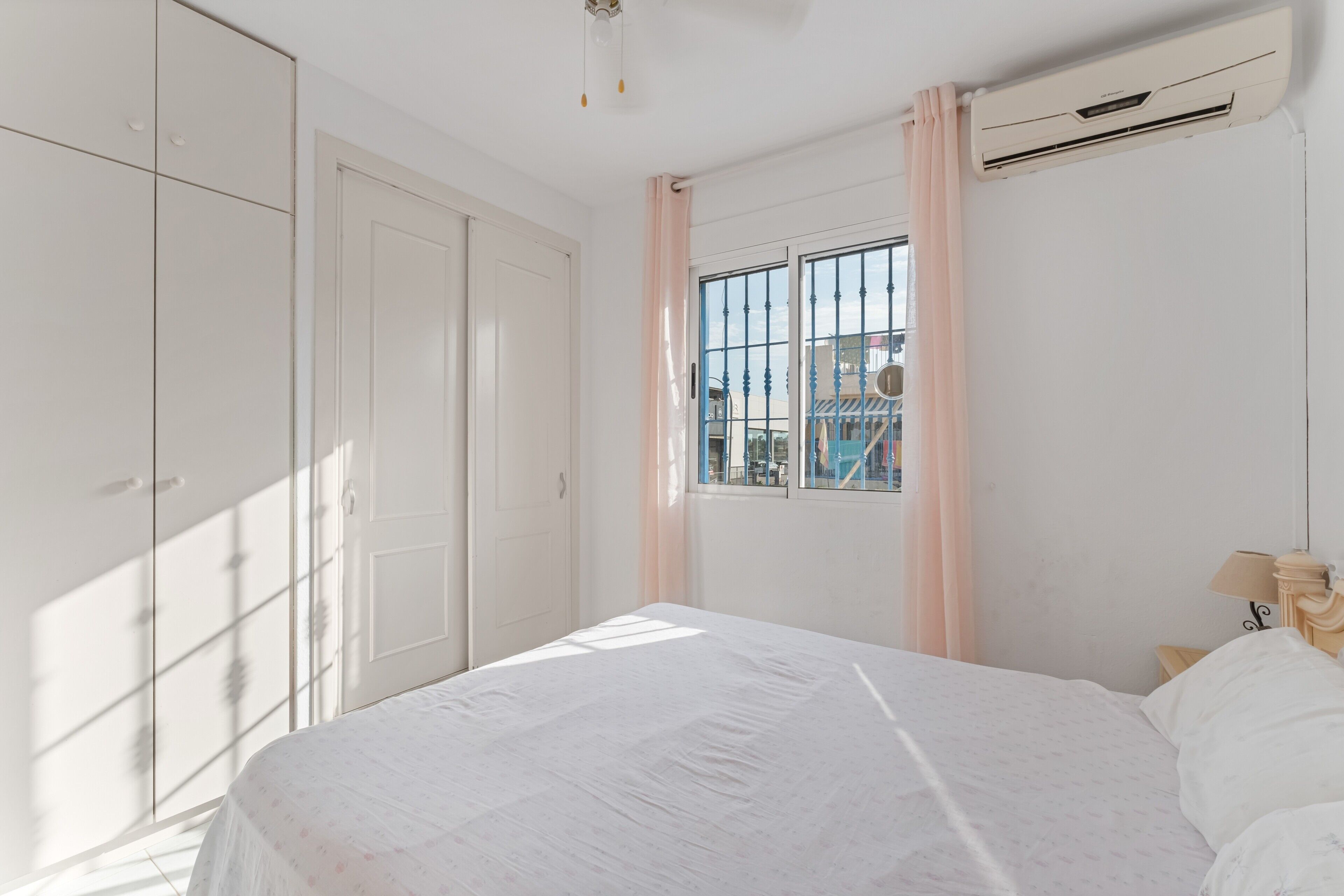 2 slaapkamers, een strijkplank/strijkijzer, wifi, beddengoed