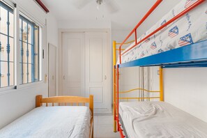 2 habitaciones, tabla de planchar con plancha, wifi y ropa de cama
