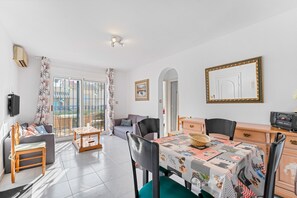 Interior - Apartment 'Jardin Del Mar Paraje Natural' with Lake View, Shared Pool and Air Conditioning (Torrevieja)