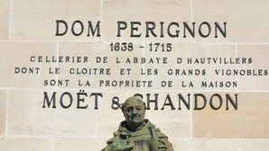 A statue of Dom Perignon with a plaque above it. - Apartment for 2 people in the heart of downtown Epernay- Champagne, (Epernay)