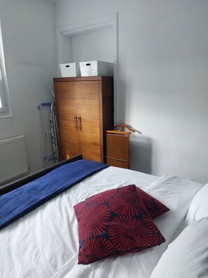 1 soverom, strykejern/-brett, reiseseng for barn og wi-fi (inkludert)