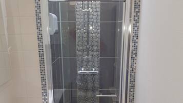 Douche, sèche-cheveux, serviettes fournies, savon