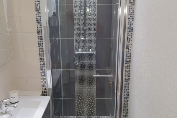 Douche, sèche-cheveux, serviettes fournies, savon
