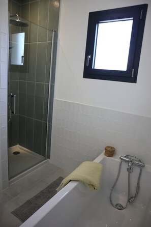 مجففات شعر، مناشف، صابون، ورق حمّام