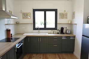Microwave, oven, stovetop, dishwasher - Cosy single-storey vacation home in Cancale (Cancale)