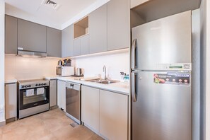 Fridge, microwave, oven, stovetop - Steps from Creek Beach and Central Park, Few Mins to Downtown, Creek Gate Tower 1 by Deluxe Holiday Homes (Dubai)