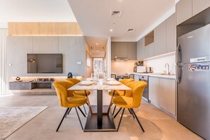 Fridge, microwave, oven, stovetop - Steps from Creek Beach and Central Park, Few Mins to Downtown, Creek Gate Tower 1 by Deluxe Holiday Homes (Dubai)