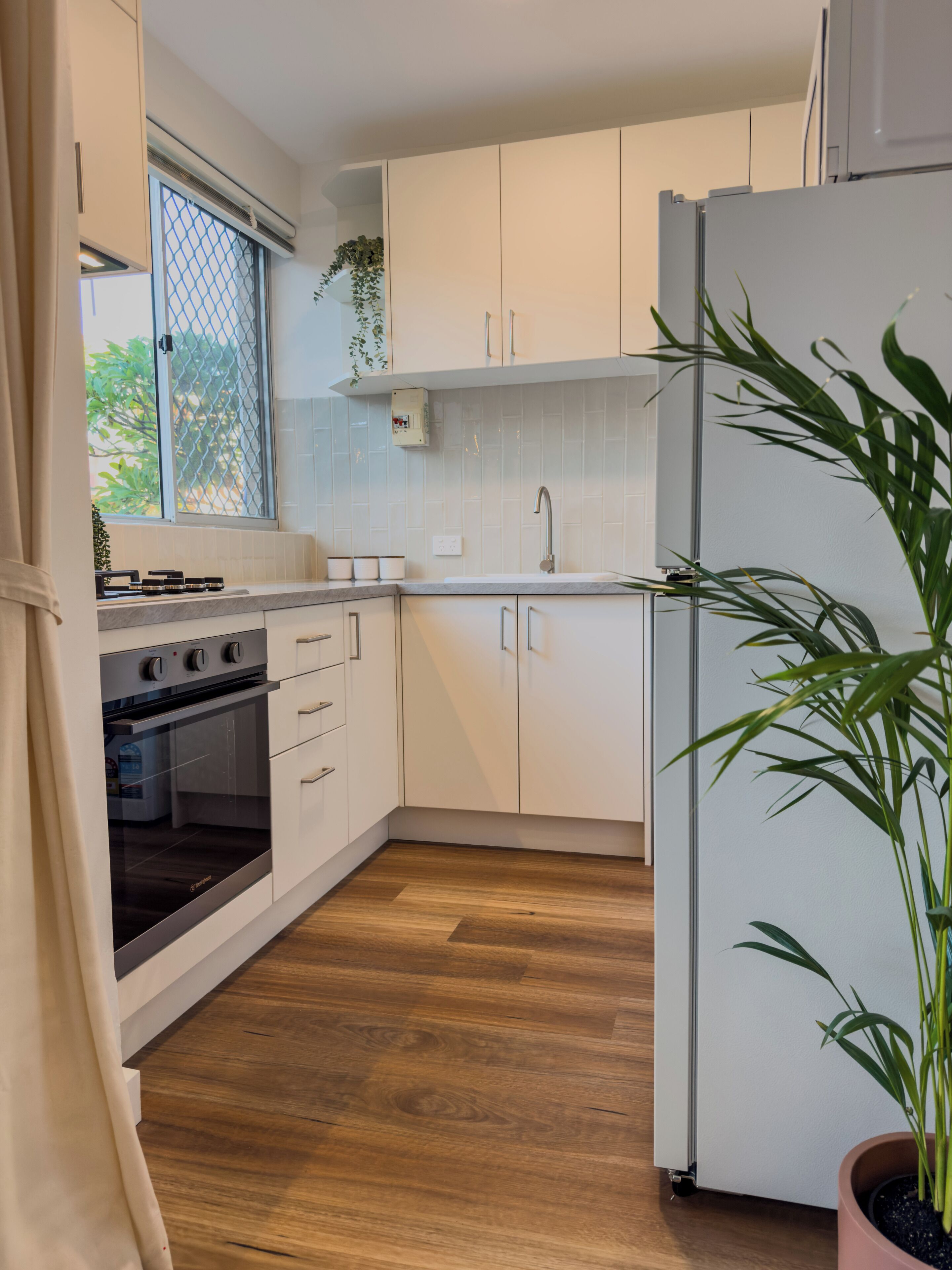Coffee/tea maker, fridge, microwave, oven