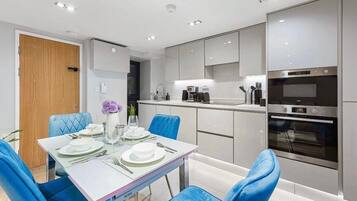 Refrigerador, microondas, horno y parrilla de estufa