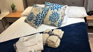 1 habitación, tabla de planchar con plancha, wifi gratis y ropa de cama