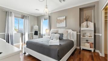 5 habitaciones, escritorio y tabla de planchar con plancha