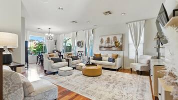 Smart TV, chimenea, futbolito y oficina