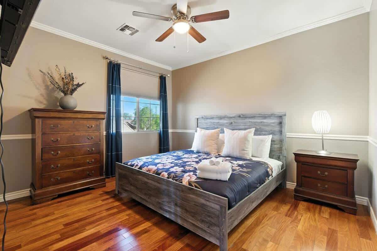 5 bedrooms, desk, iron/ironing board, travel crib