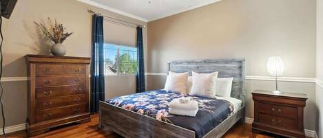 5 bedrooms, desk, iron/ironing board, travel crib