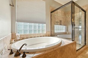 Douche, séchoir à cheveux, serviettes fournies, shampooing