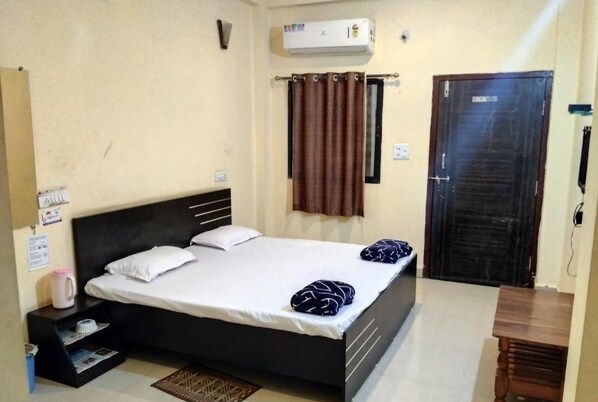 ห้องคลาสสิกดับเบิล, เตียงใหญ่ 1 เตียง | Wi-Fi ฟรี, ผ้าปูที่นอน