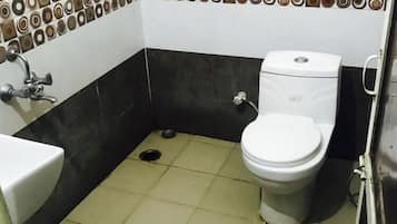 Habitación clásica doble, 1 cama doble | Baño | Ducha, toallas, jabón y champú