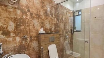 Habitación clásica doble, 1 cama doble | Baño | Ducha, toallas, jabón y champú