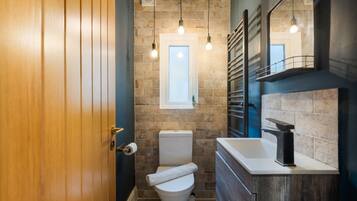 Classic Apartment | Bathroom