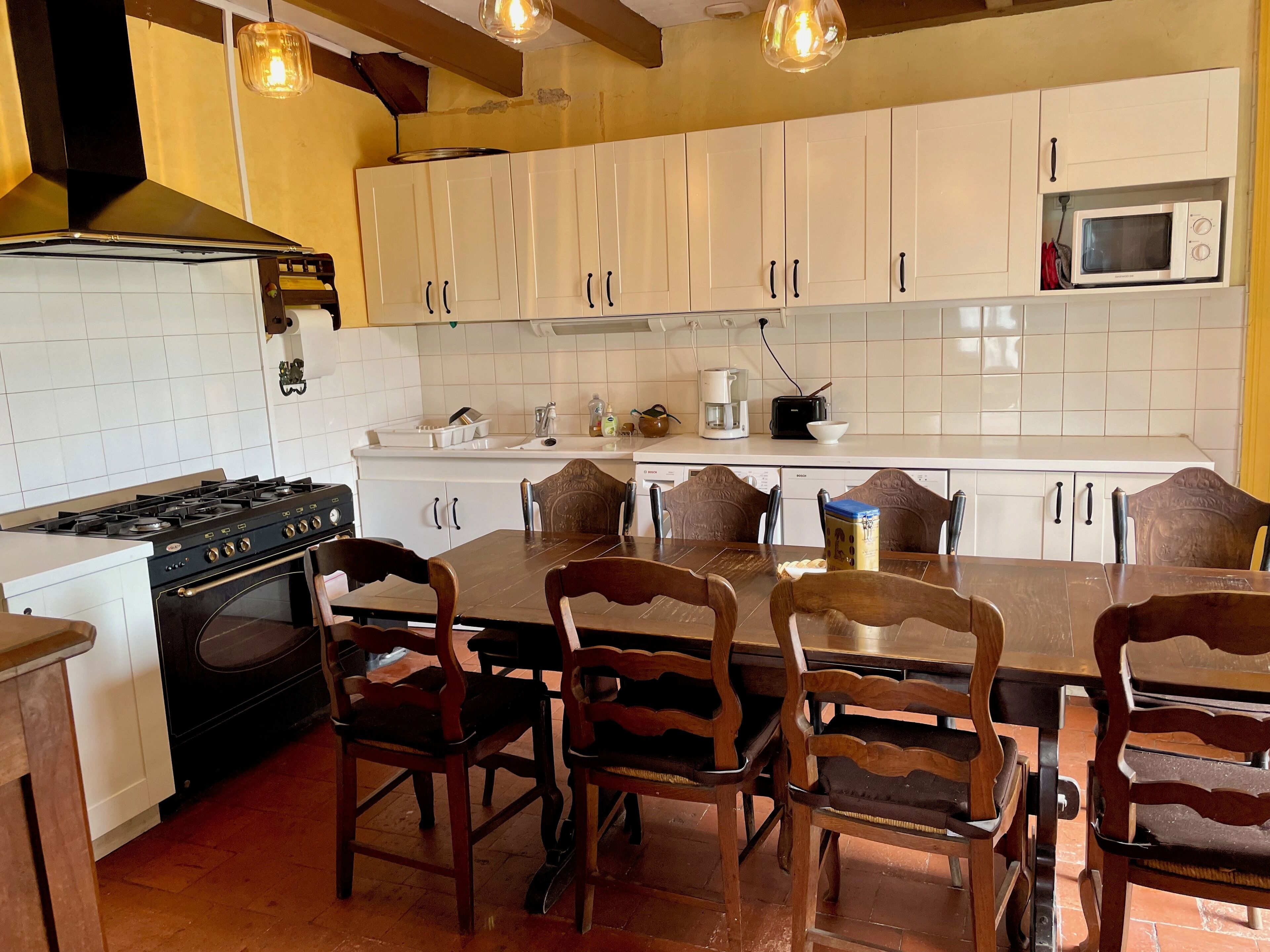 Een koelkast, een oven, een kookplaat, een vaatwasser