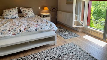 Een bureau, reisbedje, wifi, beddengoed